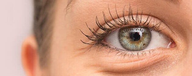 Make-up und Hautpflegeprodukte können aus verschiedenen Gründen Reizungen, Schwellungen und geschwollene Augenlider verursachen