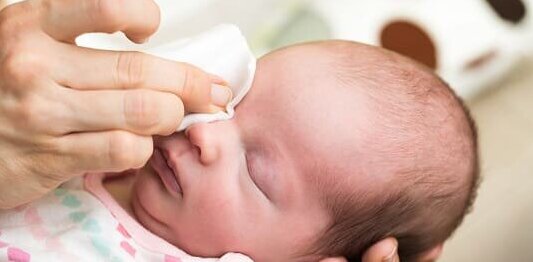 Behandlung von Bindehautentzündung bei Neugeborenen